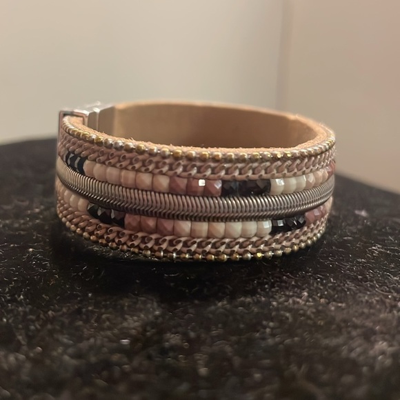 NWOT 7.5” tan leather bracelet with braided and double seed bead layers - Picture 6 of 14